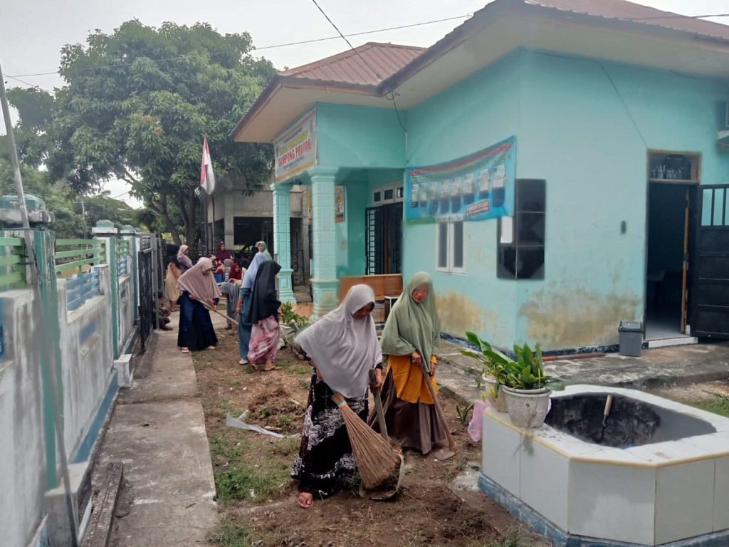 Gotong Royong Membersihkan Kantor Keuchik Gampong Peutoe 